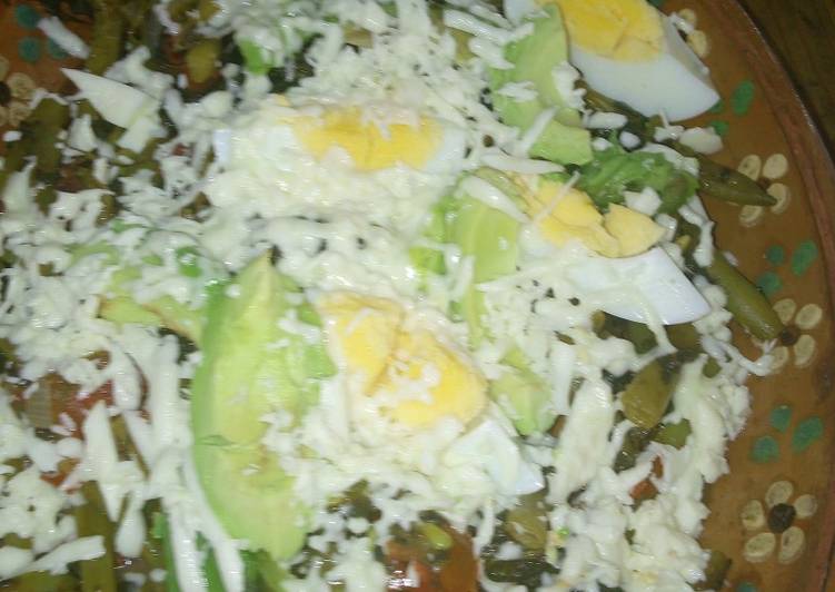 Ensalada de verduras con huevo queso y aguacate a la mario.s