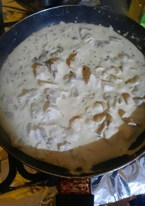 Una foto de Pollo, champiñones con crema