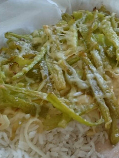 Una foto de Arroz gratinado, con pimientos verdes
