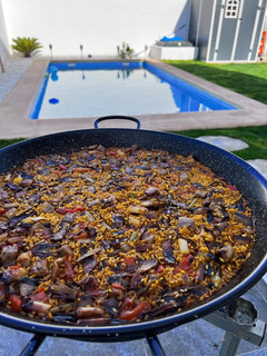 Una foto de Paella de secreto ibérico, alcachofas y ajos tiernos