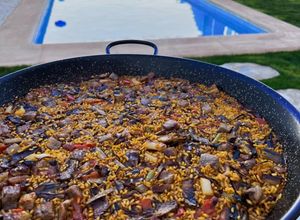 Foto principal de Paella de secreto ibérico, alcachofas y ajos tiernos