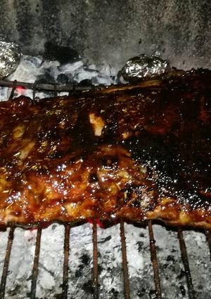 Foto principal de Costillar de cerdo a la brasa con patatas asadas