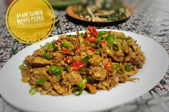 Bagaimana Menyiapkan Ayam Suwir Manis Pedas, Enak