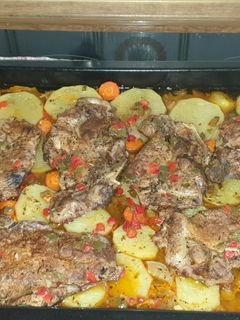 Una foto de Chuletas de aguja de cerdo en adobo