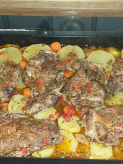 Una foto de Chuletas de aguja de cerdo en adobo
