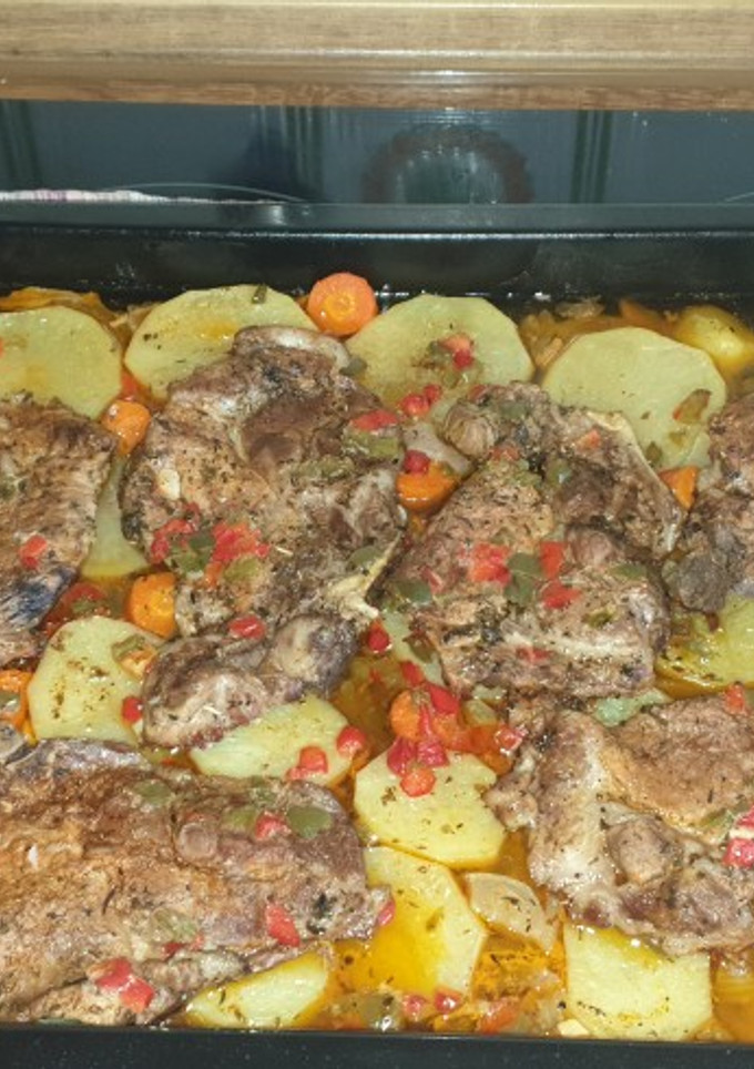 Una foto de Chuletas de aguja de cerdo en adobo