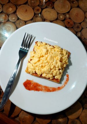 Foto resep Bread Toast Scrumble Egg & Strawberry Jam