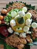 Nasi kuning tumpeng lengkap