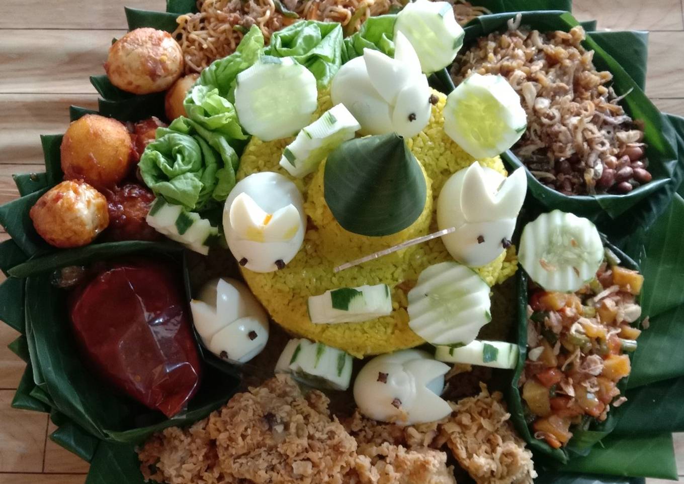 Nasi kuning tumpeng lengkap