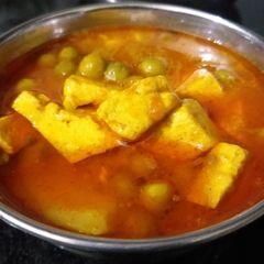 A picture of Matar paneer.