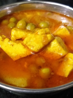 A picture of Matar paneer.