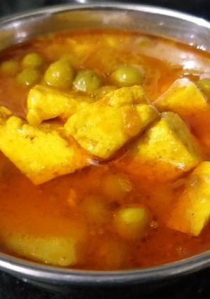 A picture of Matar paneer.