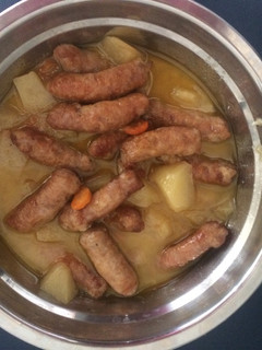 Una foto de Salchichas en salsa de vino