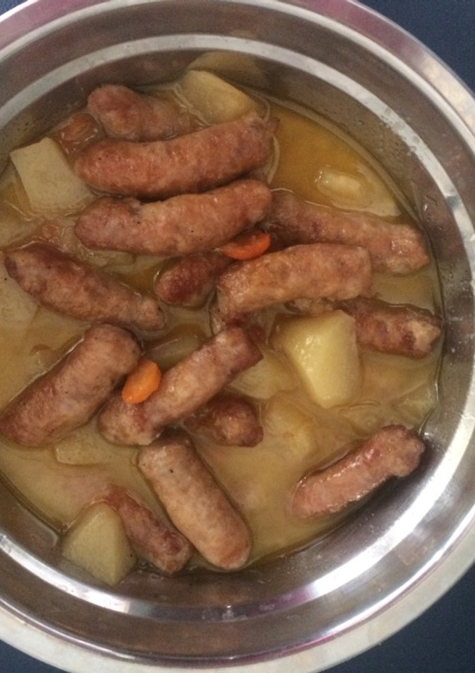 Una foto de Salchichas en salsa de vino
