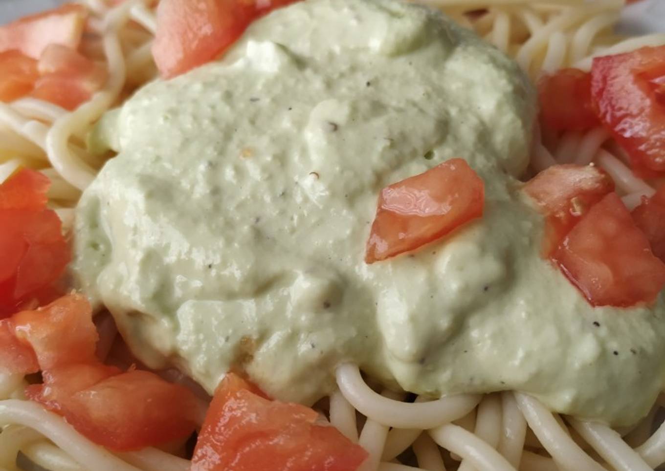 Espaguetis con salsa de aguacate y tomate