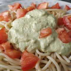Una foto de Espaguetis con salsa de aguacate y tomate
