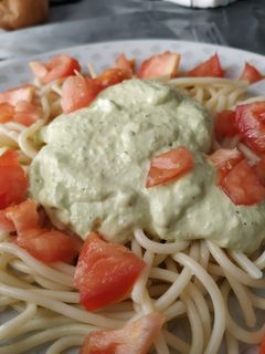 Una foto de Espaguetis con salsa de aguacate y tomate