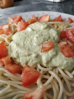 Una foto de Espaguetis con salsa de aguacate y tomate