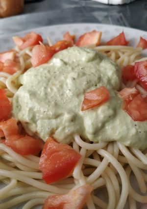 Una foto de Espaguetis con salsa de aguacate y tomate