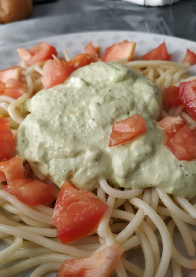 Una foto de Espaguetis con salsa de aguacate y tomate