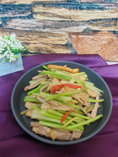 芹菜炒肉絲豆干 的食譜成品照片