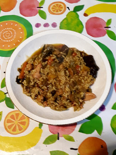 Una foto de Arroz de verduras con algas chipirones y gambas