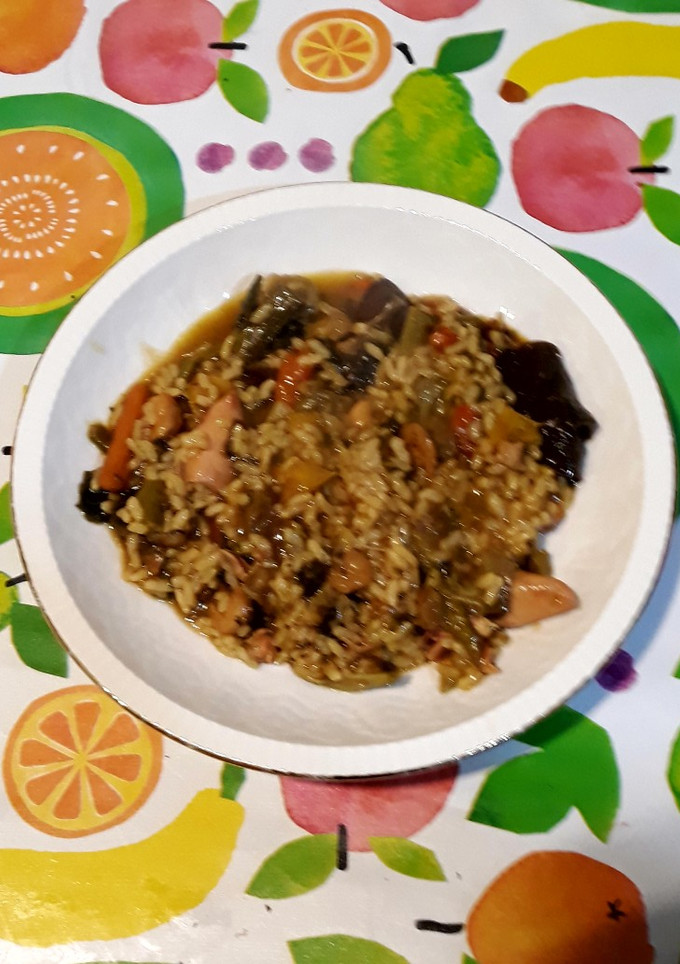 Una foto de Arroz de verduras con algas chipirones y gambas