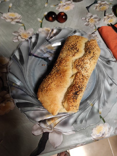 Una foto de Paquete de hojaldre con brócoli, zanahoria, jamón y queso