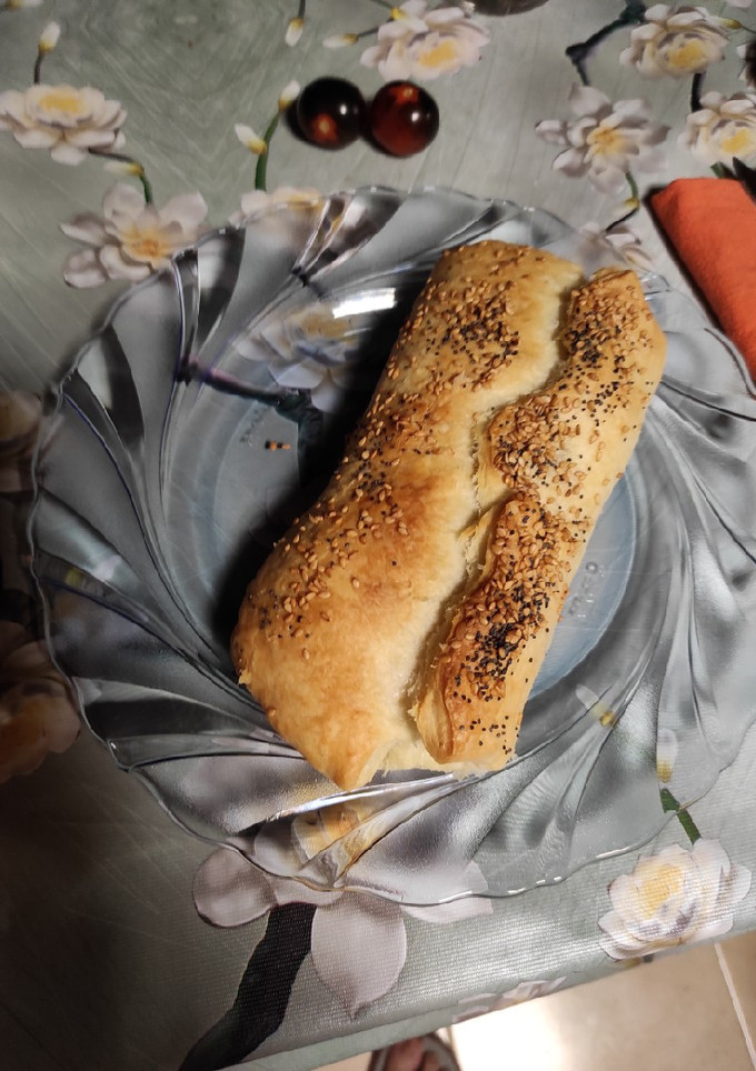 Una foto de Paquete de hojaldre con brócoli, zanahoria, jamón y queso