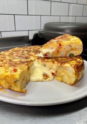 Una foto de Tortilla de papa rellena