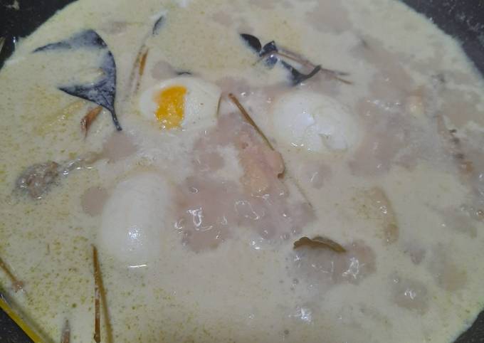 Opor ayam+ telur dengan bumbu racik instant - cookandrecipe.com