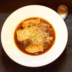 A picture of French Onion Soup.