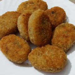 A picture of Cheesey Alo chicken cutlets.