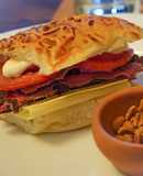 Sándwich de ojo de bife, tomate y queso!!