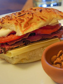Una foto de Sándwich de ojo de bife, tomate y queso!!