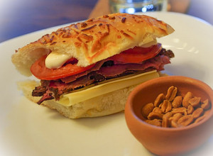 Una foto de Sándwich de ojo de bife, tomate y queso!!