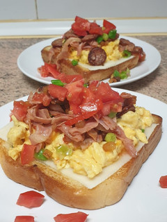 Una foto de Tostada con ahumados rumanos