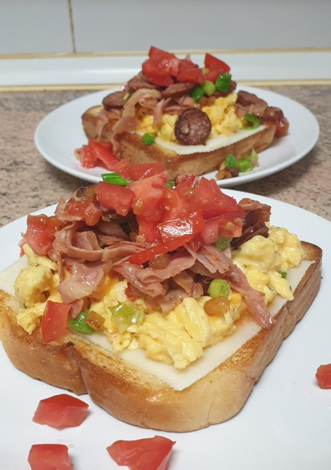 Una foto de Tostada con ahumados rumanos