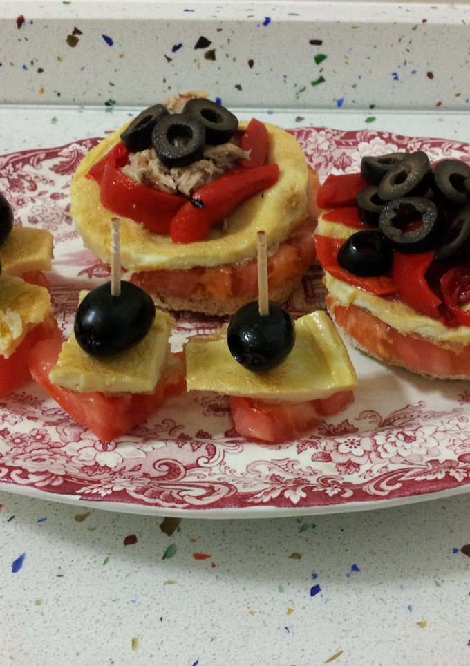Una foto de Tosta vegetariana y tosta con atún