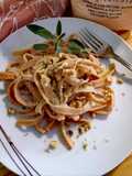 Tagliatelle alla lenticchia rossa con pesto di salvia e noci