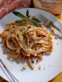 Foto di Tagliatelle alla lenticchia rossa con pesto di salvia e noci