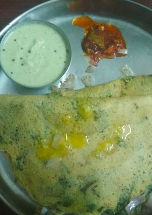 A picture of Murungakeerai adai dosa.