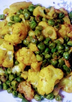 A picture of Gobi matar ki sabji.