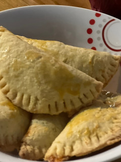 Una foto de Empanaditas de piña y dulce de leche 👌🏻