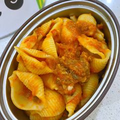 A picture of Pasta shell and minced meat sauce.