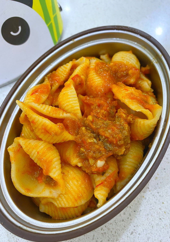 A picture of Pasta shell and minced meat sauce.