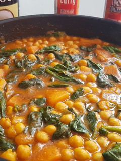 Una foto de Garbanzos al curry con calabaza y espinacas