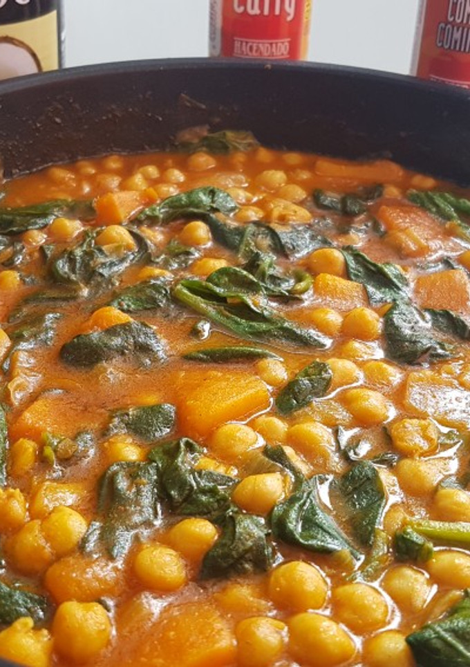 Una foto de Garbanzos al curry con calabaza y espinacas