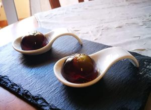 Una foto de Esferas de martini en cucharitas