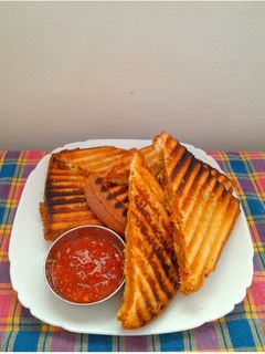 વેજીટેબલ ગ્રીલ્ડ સેન્ડવીચ (Vegetable Grilled Sandwich Recipe In Gujarati) રેસીપી મુખ્ય ફોટો